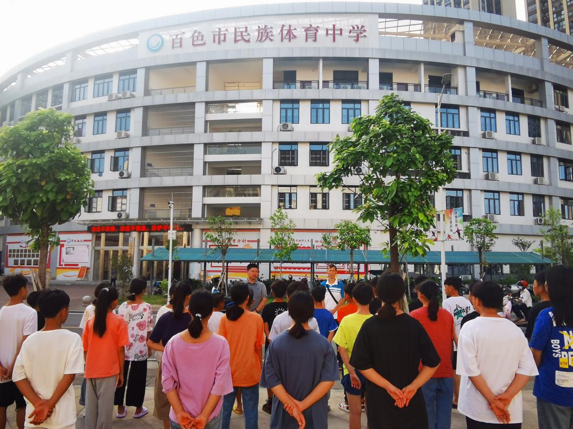 田林县文旅局领导赴百色市体育运动发展中心看望慰问备战百色市第六届