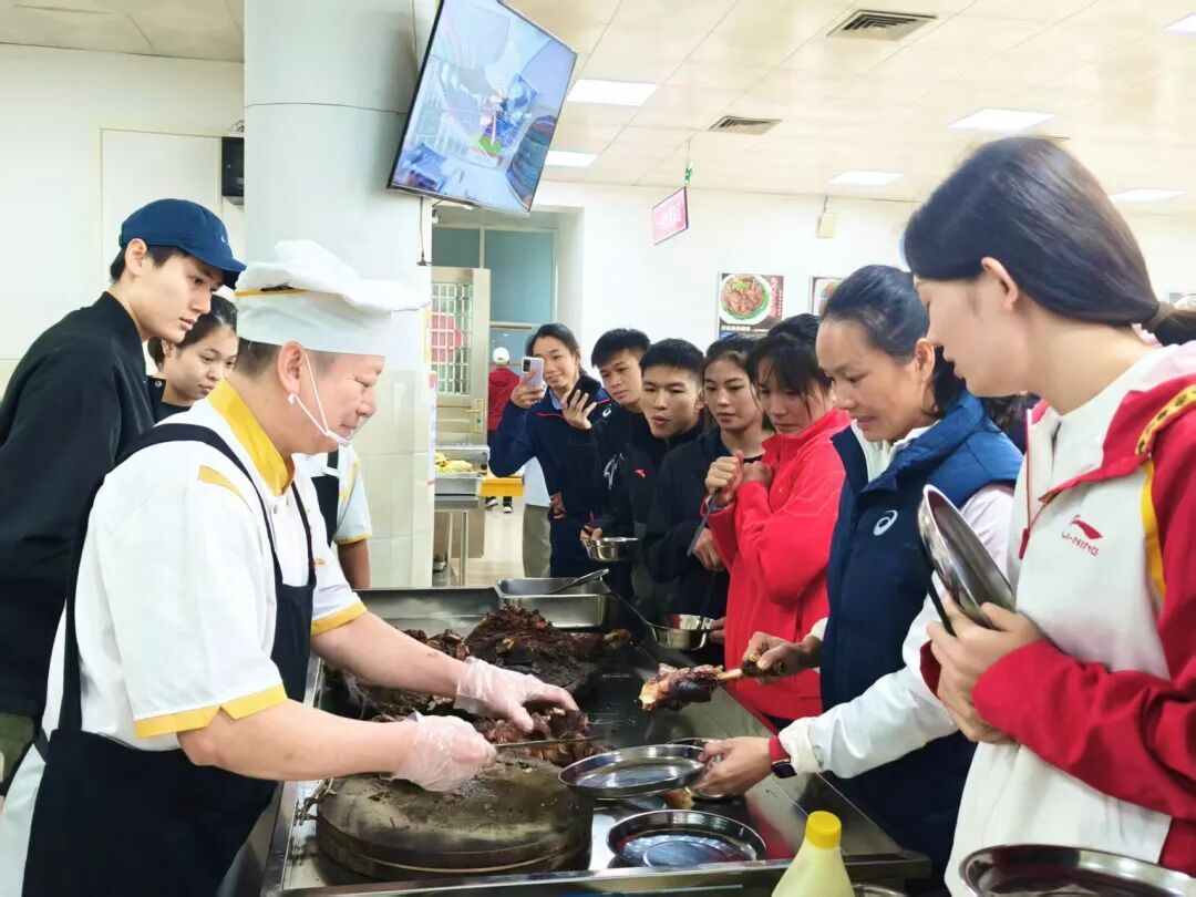 厨师正在为运动员分发烤羊肉.jpg